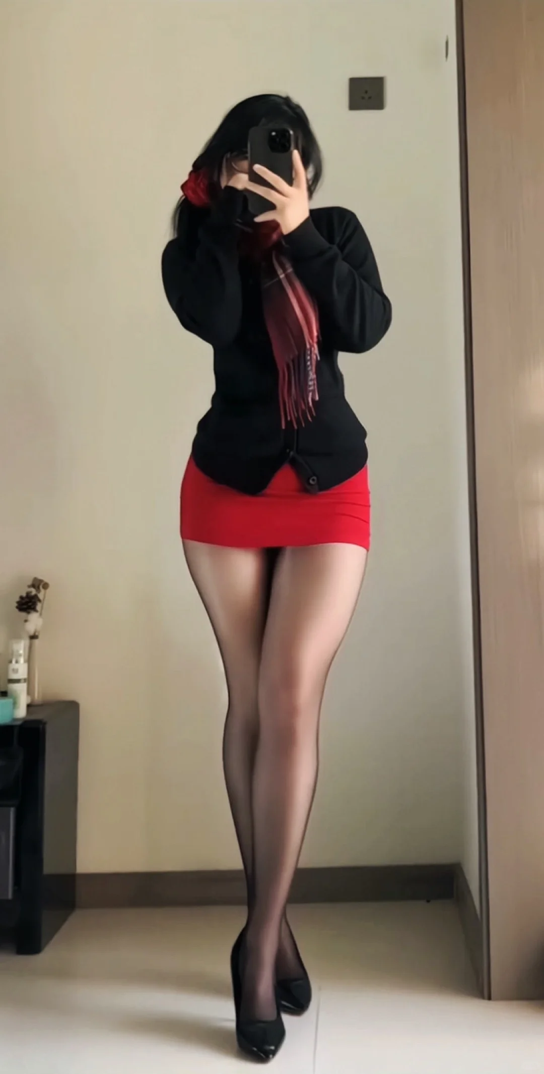 这套黑红配直接拿捏高级性感风！💃