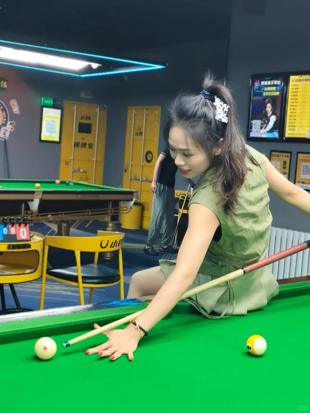 高跟鞋👠打台球的也是超稳的～