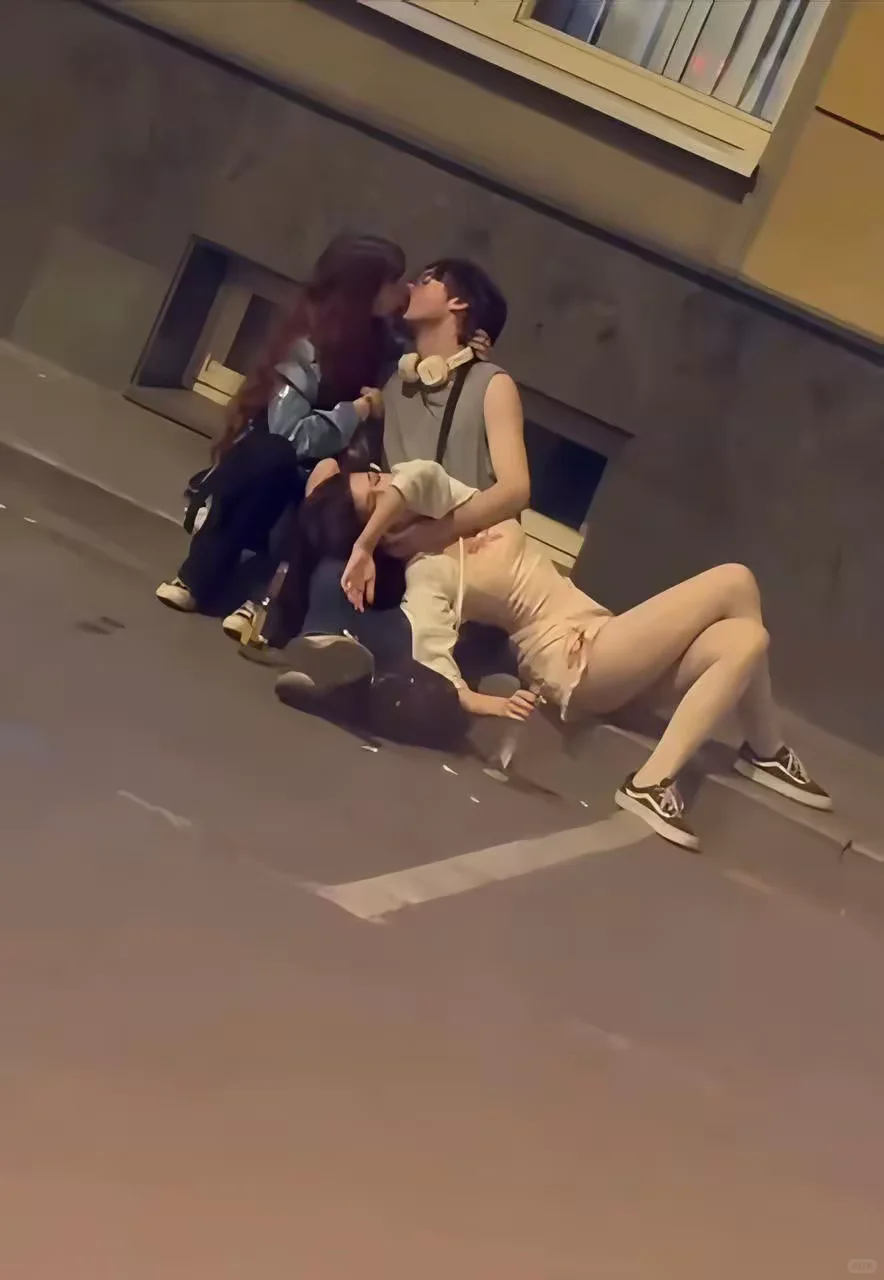 街头醉吻照堪比21世纪文艺复兴作品