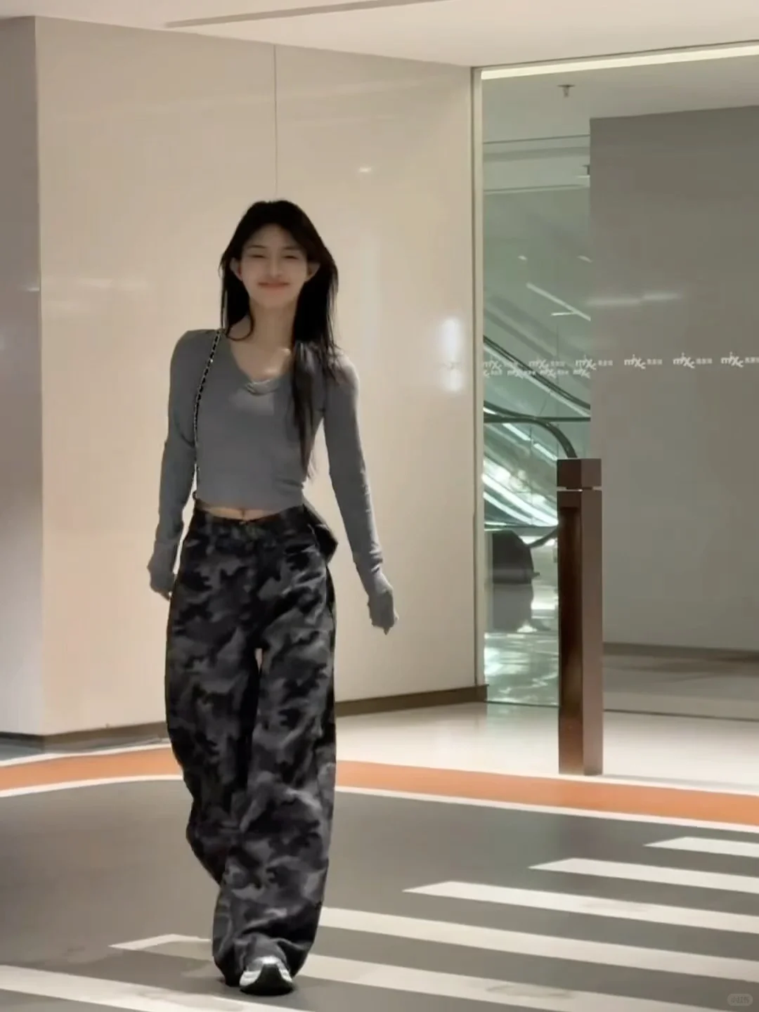 美式辣妹魂被迷彩裤勾住了!显瘦百搭不挑人