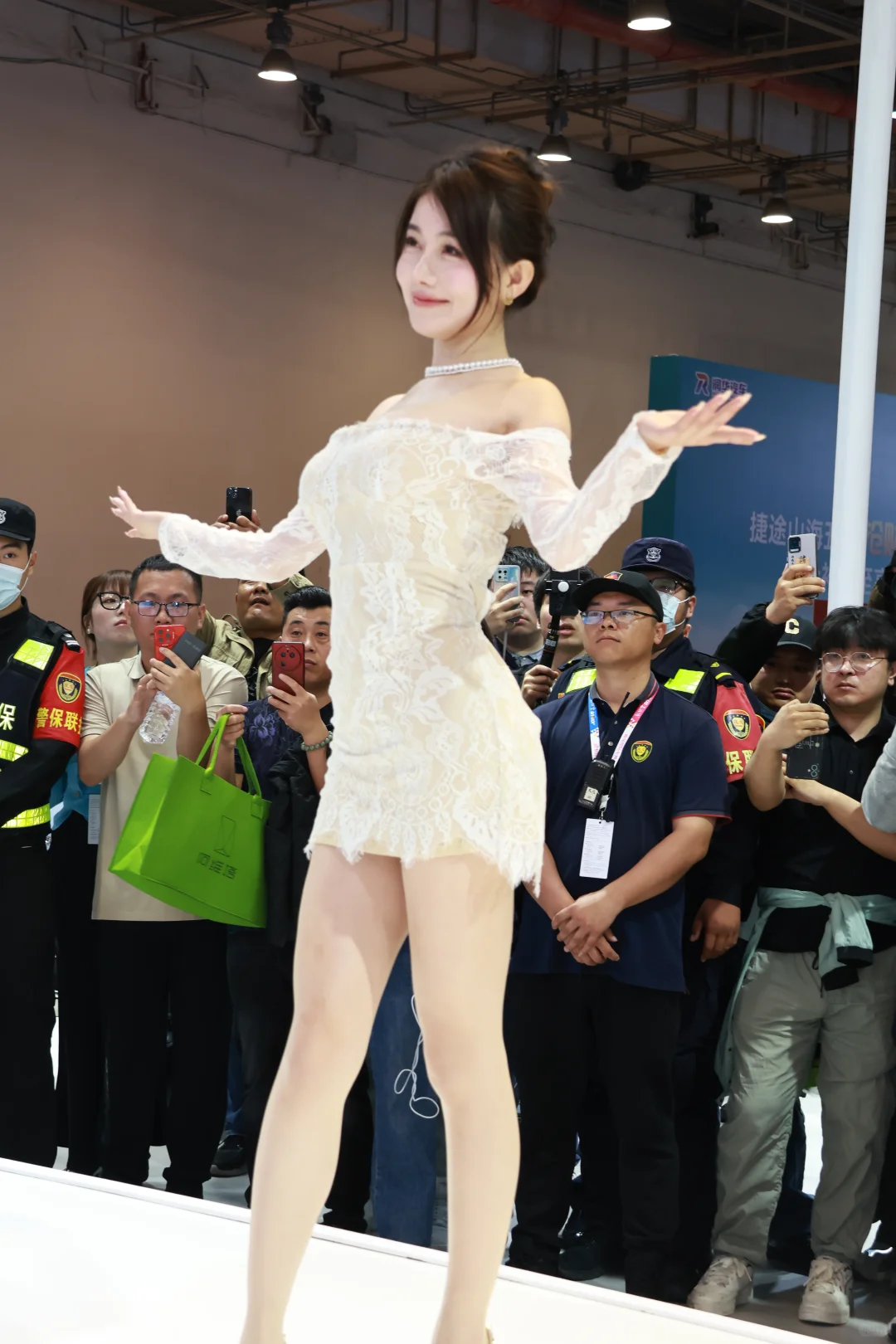 青岛车展:网红车模Vivi为何红get到了吗?