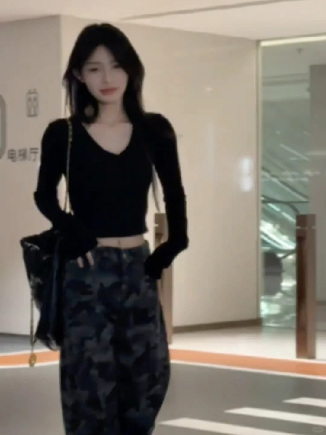 美式辣妹魂被迷彩裤勾住了!显瘦百搭不挑人