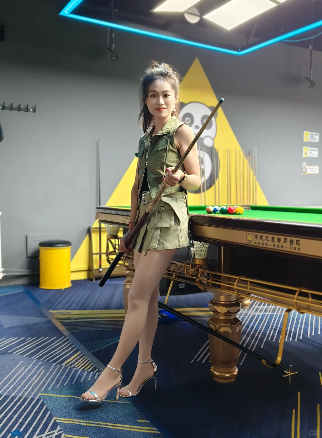 高跟鞋👠打台球的也是超稳的～