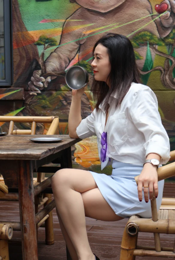 女子力穿搭｜露脐白衬衣·小包裙·肉丝·细跟