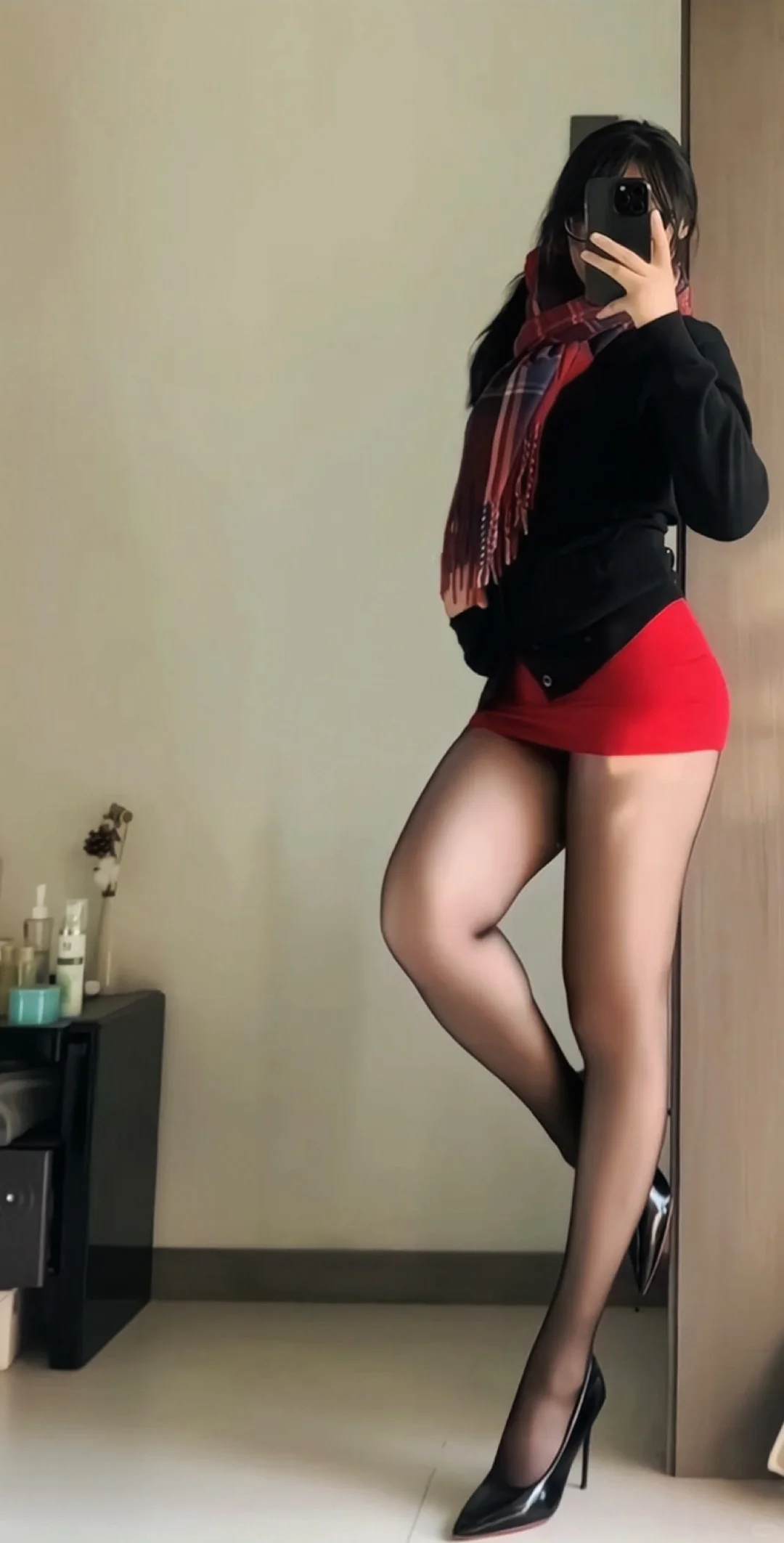 这套黑红配直接拿捏高级性感风！💃