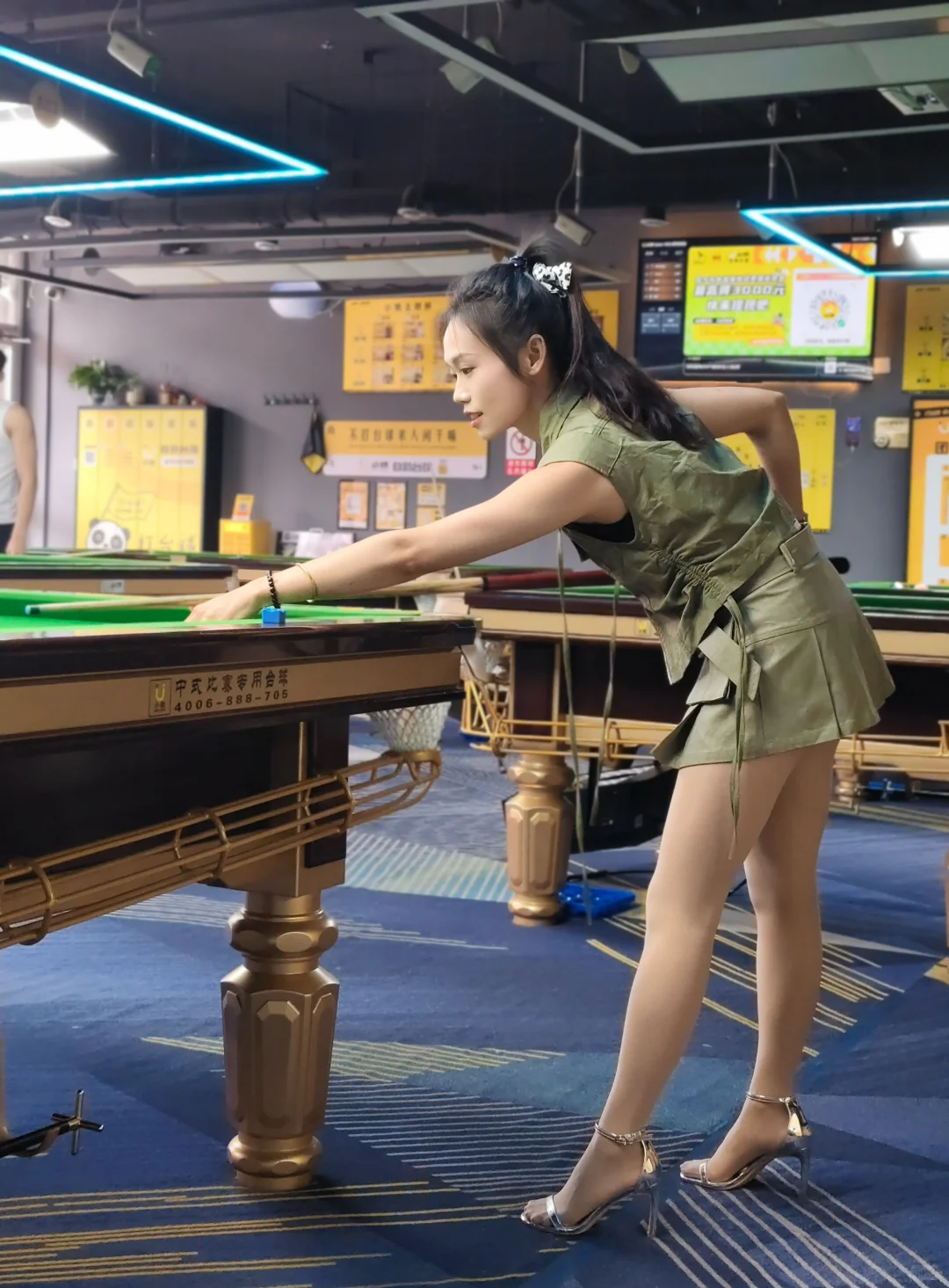 高跟鞋👠打台球的也是超稳的～