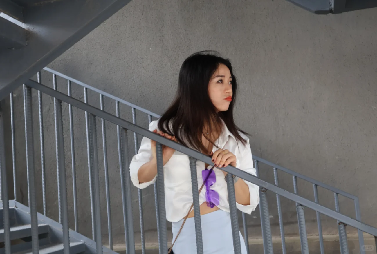 女子力穿搭｜露脐白衬衣·小包裙·肉丝·细跟