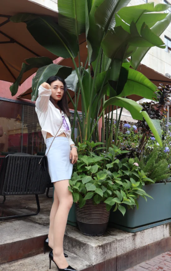 女子力穿搭｜露脐白衬衣·小包裙·肉丝·细跟