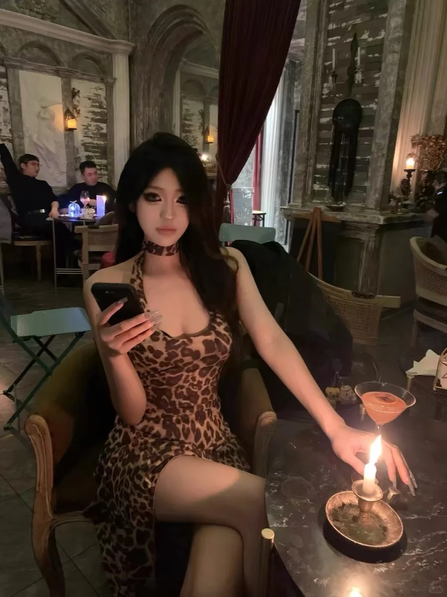 做气质女人~从豹纹挂脖吊带裙子开始~