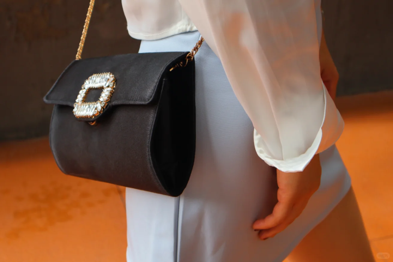 女子力穿搭｜露脐白衬衣·小包裙·肉丝·细跟