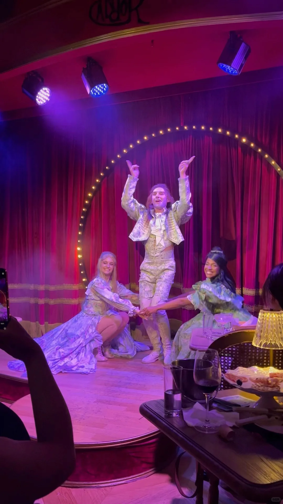 去CANDOR看演出，和帅哥演员贴身热舞💃🏻