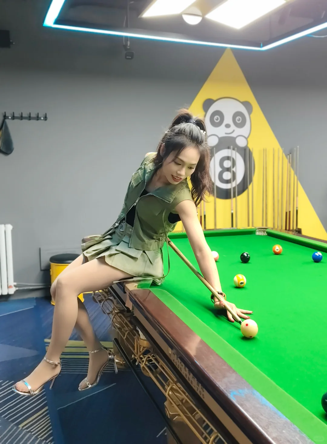 高跟鞋👠打台球的也是超稳的～