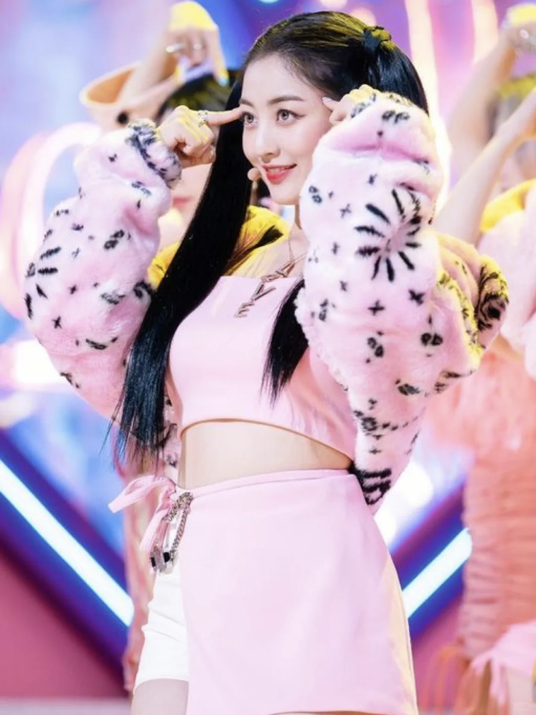 美女旁边还是美女