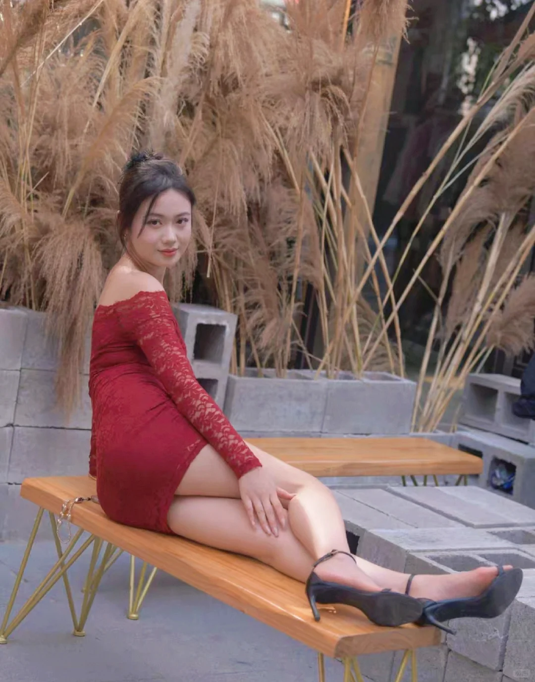 红色一字肩蕾丝连衣裙，