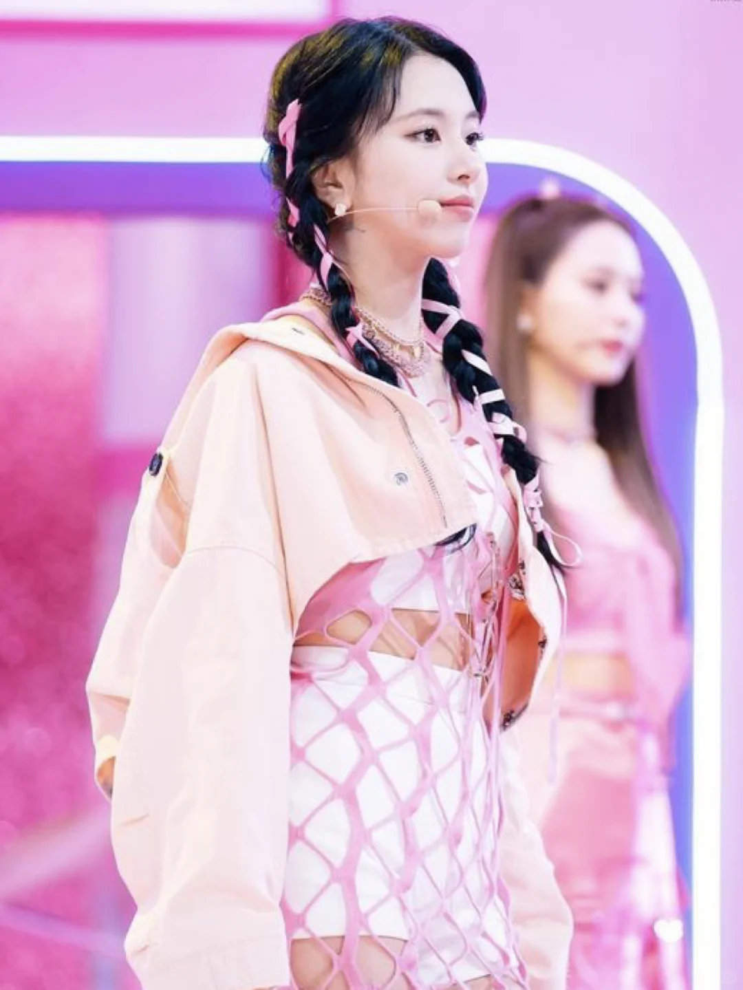 美女旁边还是美女