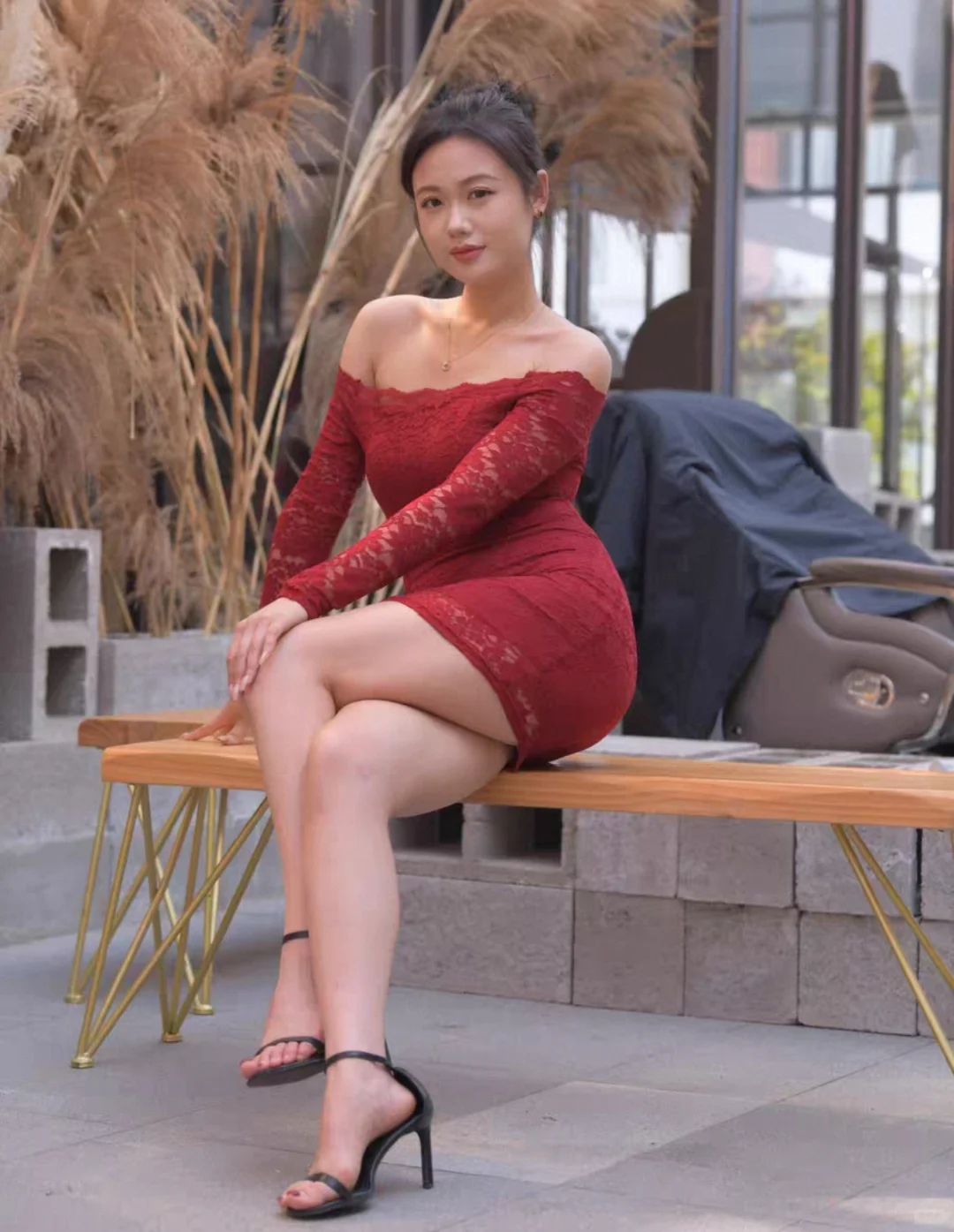 红色一字肩蕾丝连衣裙，