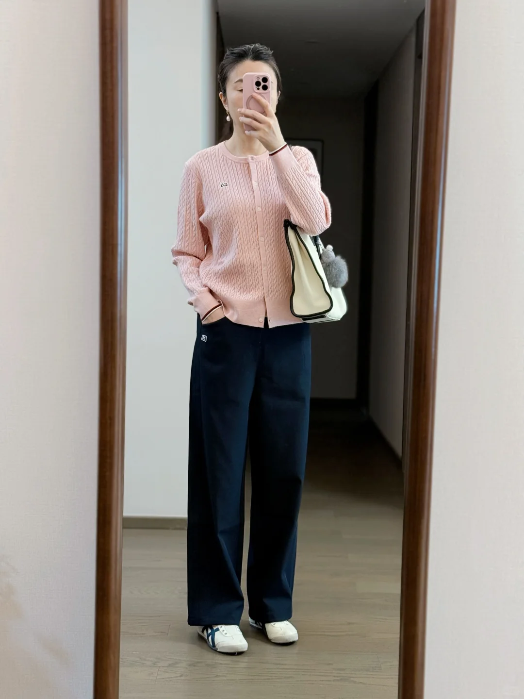 53岁，普通人穿搭，粉色的针织衫