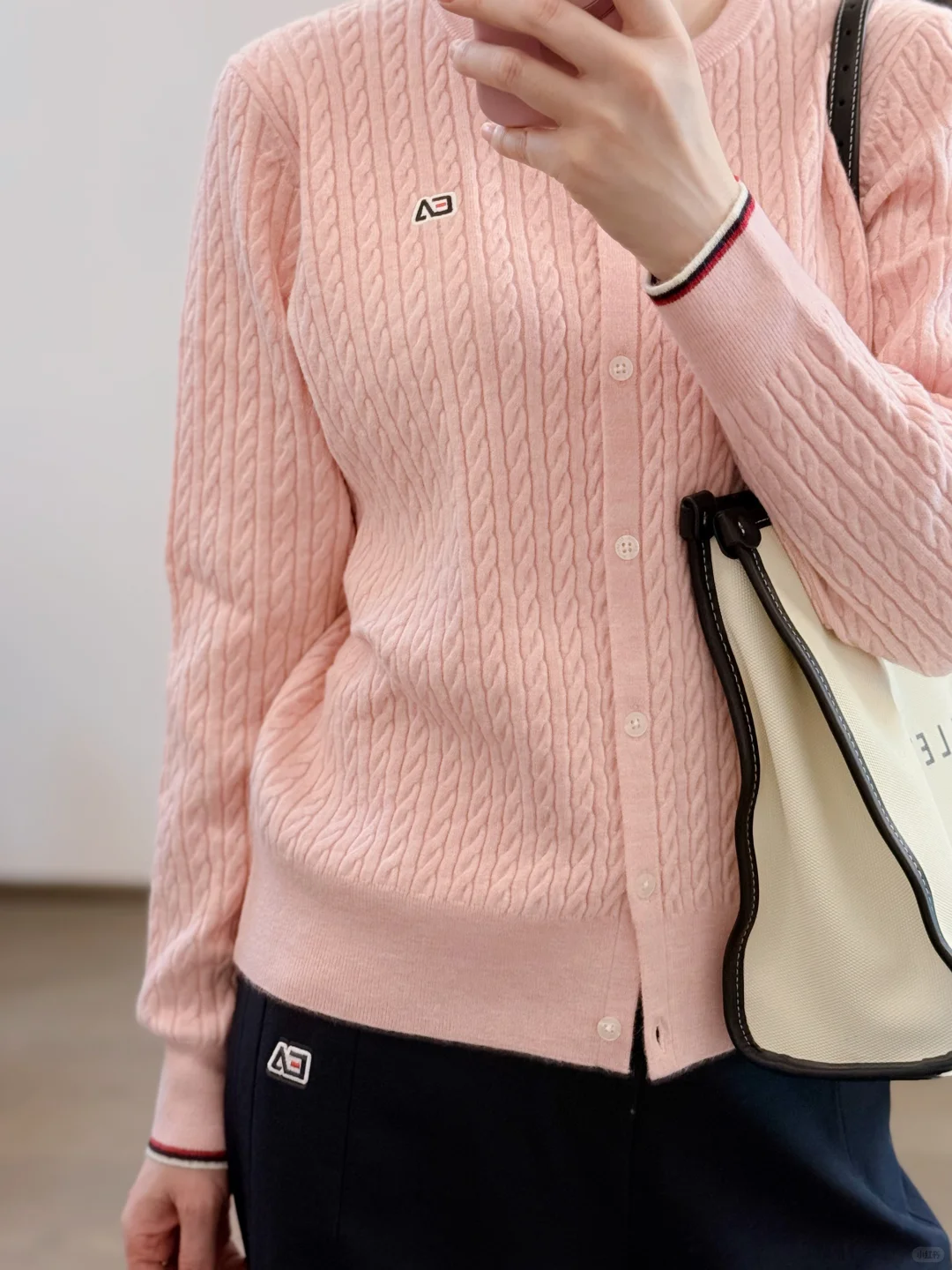 53岁，普通人穿搭，粉色的针织衫