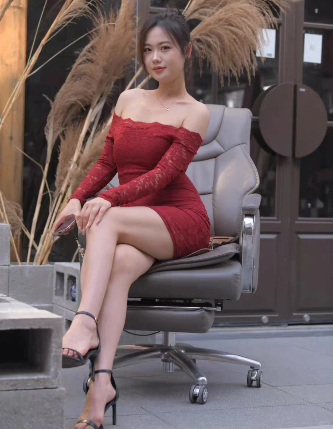 红色一字肩蕾丝连衣裙，