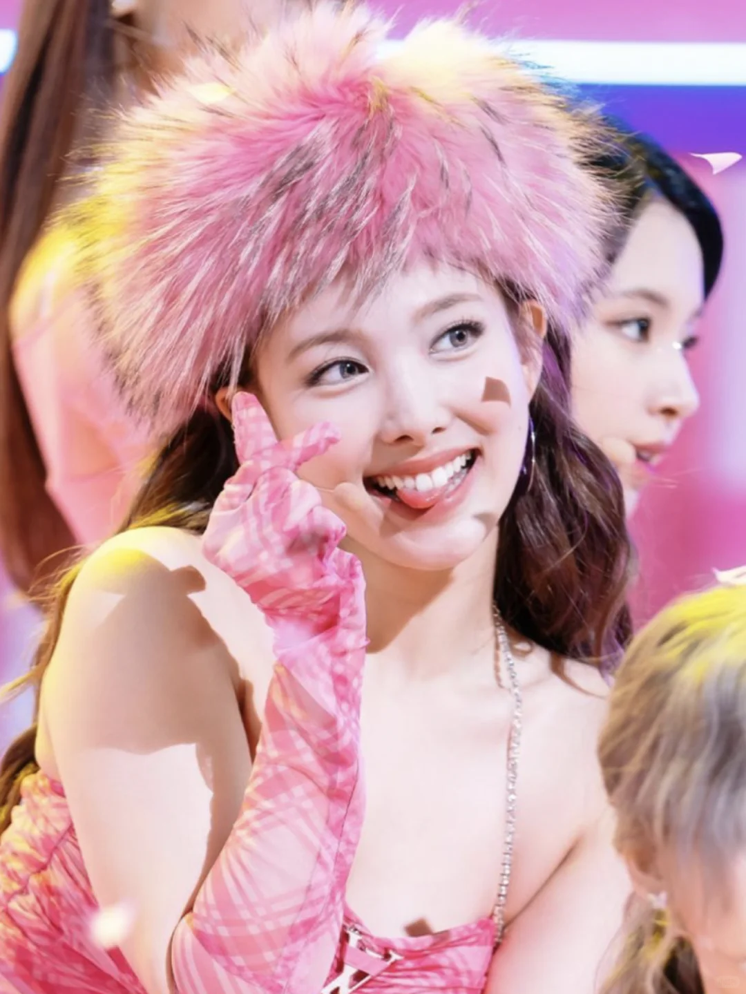 美女旁边还是美女