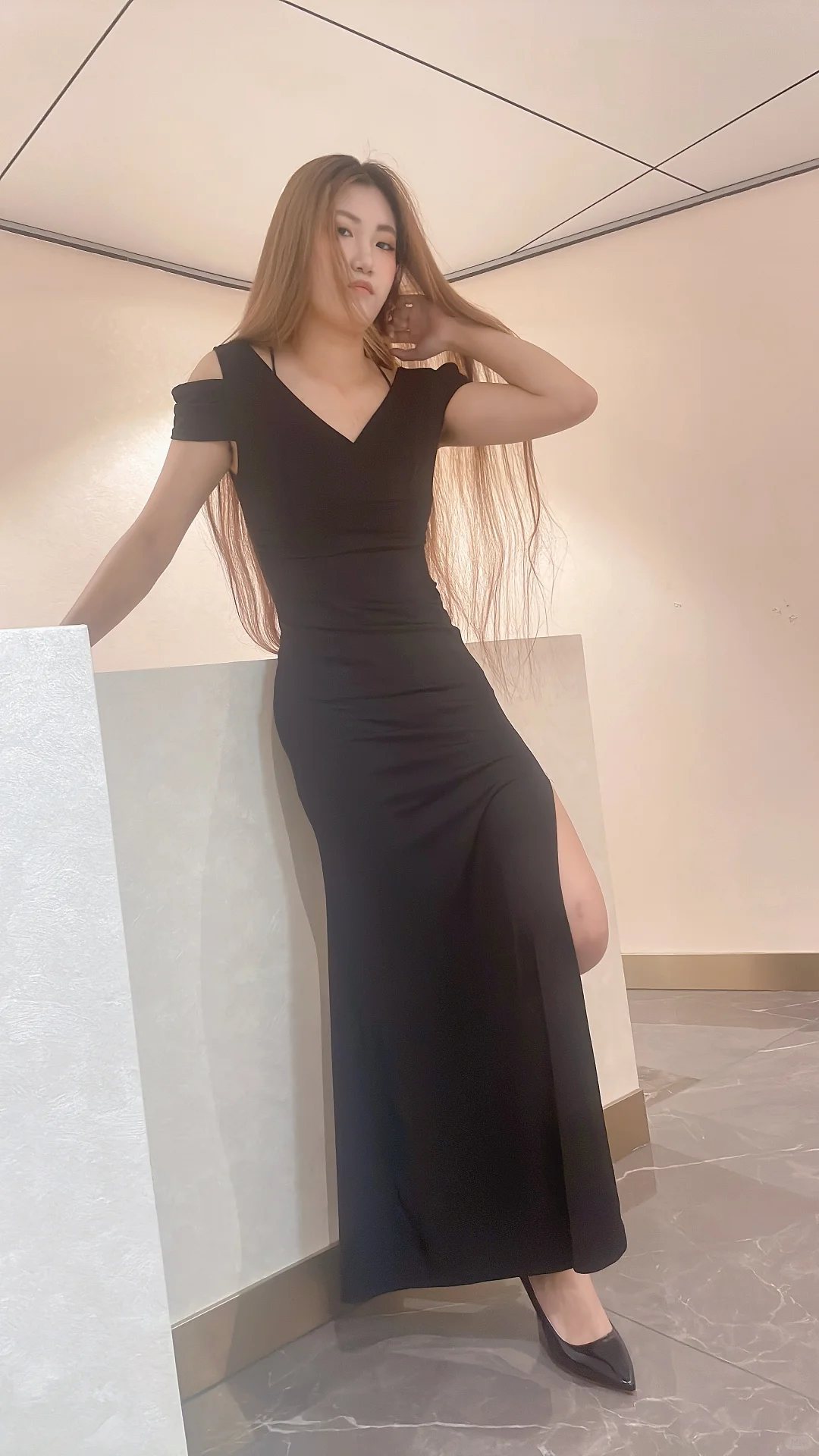 室内拍照的小姐姐，凭借大长腿和好身材