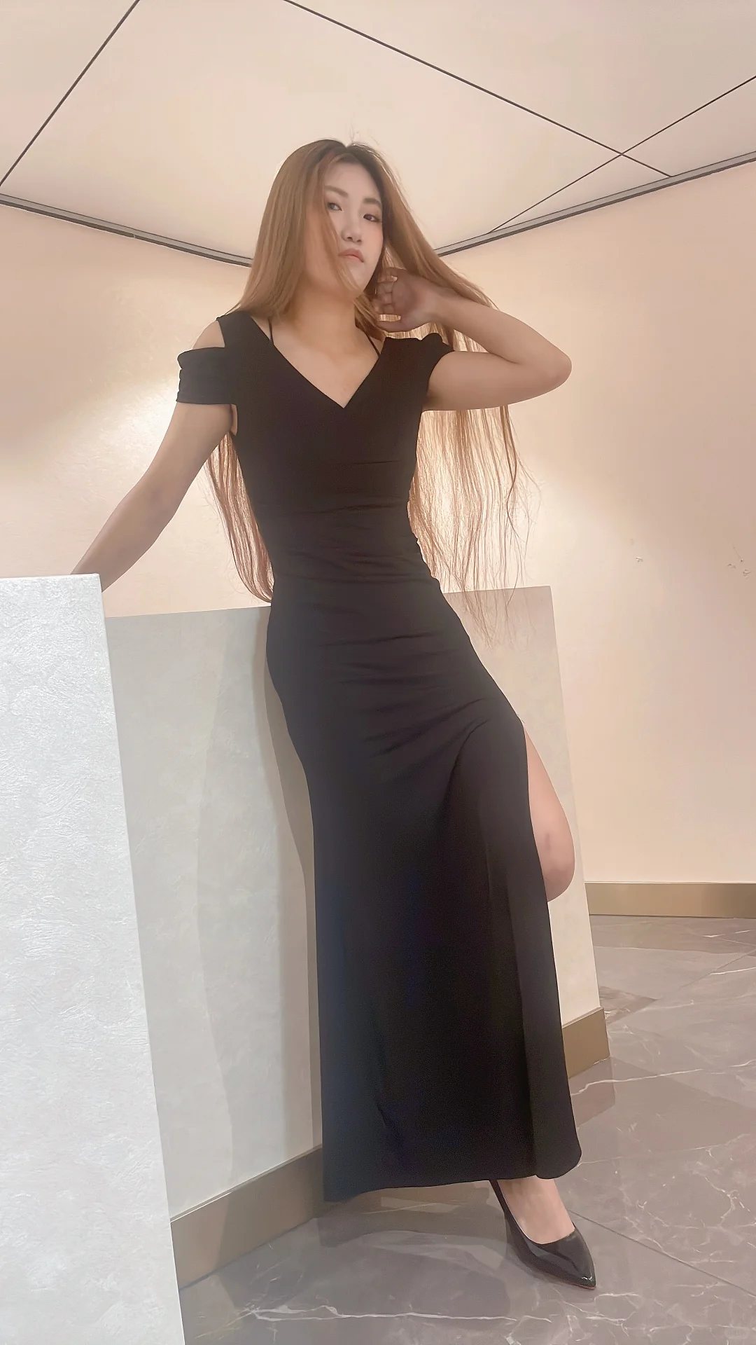 室内拍照的小姐姐，凭借大长腿和好身材