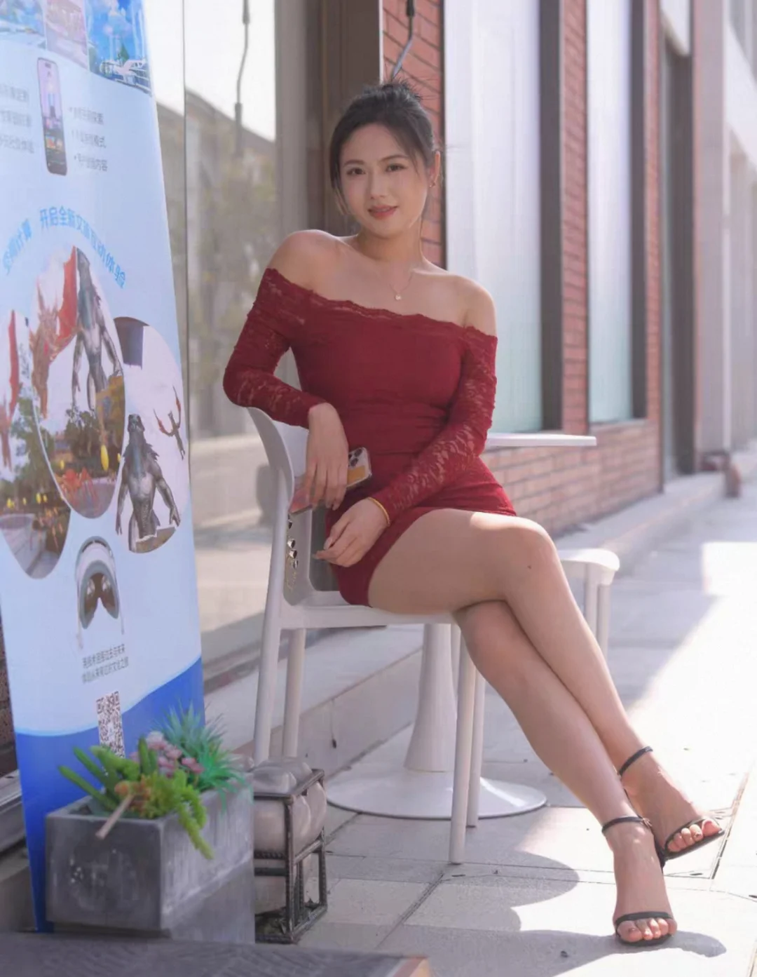 红色一字肩蕾丝连衣裙，