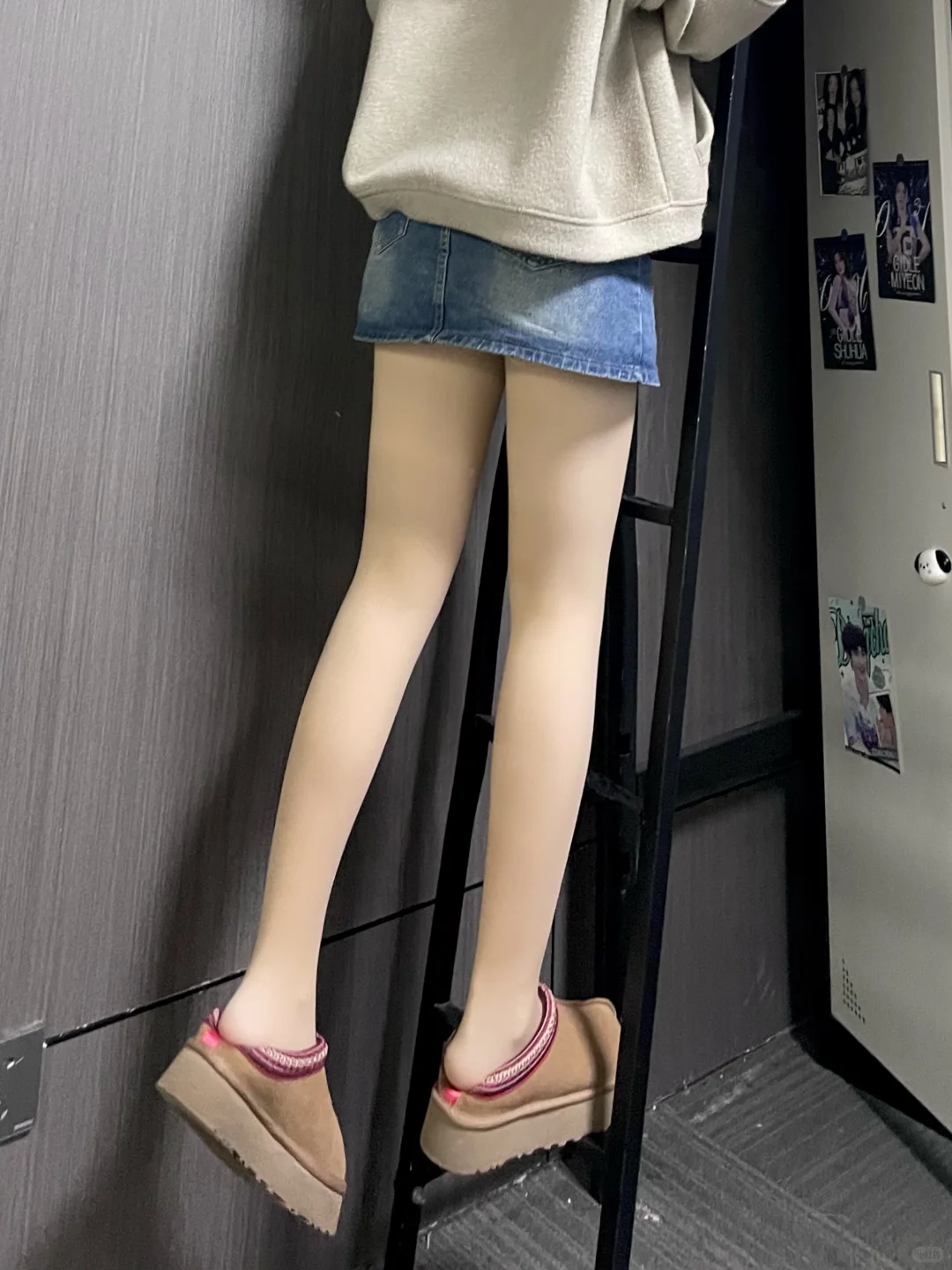 对不起..我以为室友没穿裤就去上早八了