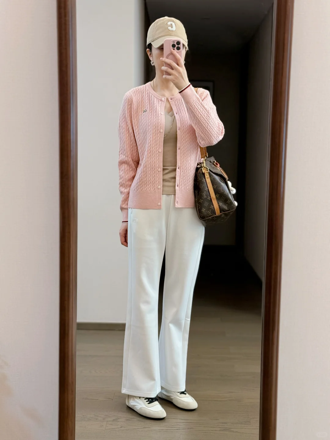 53岁，普通人穿搭，粉色的针织衫