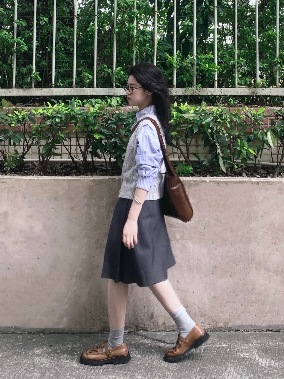 浅浅期待下秋天的复古感书呆子风