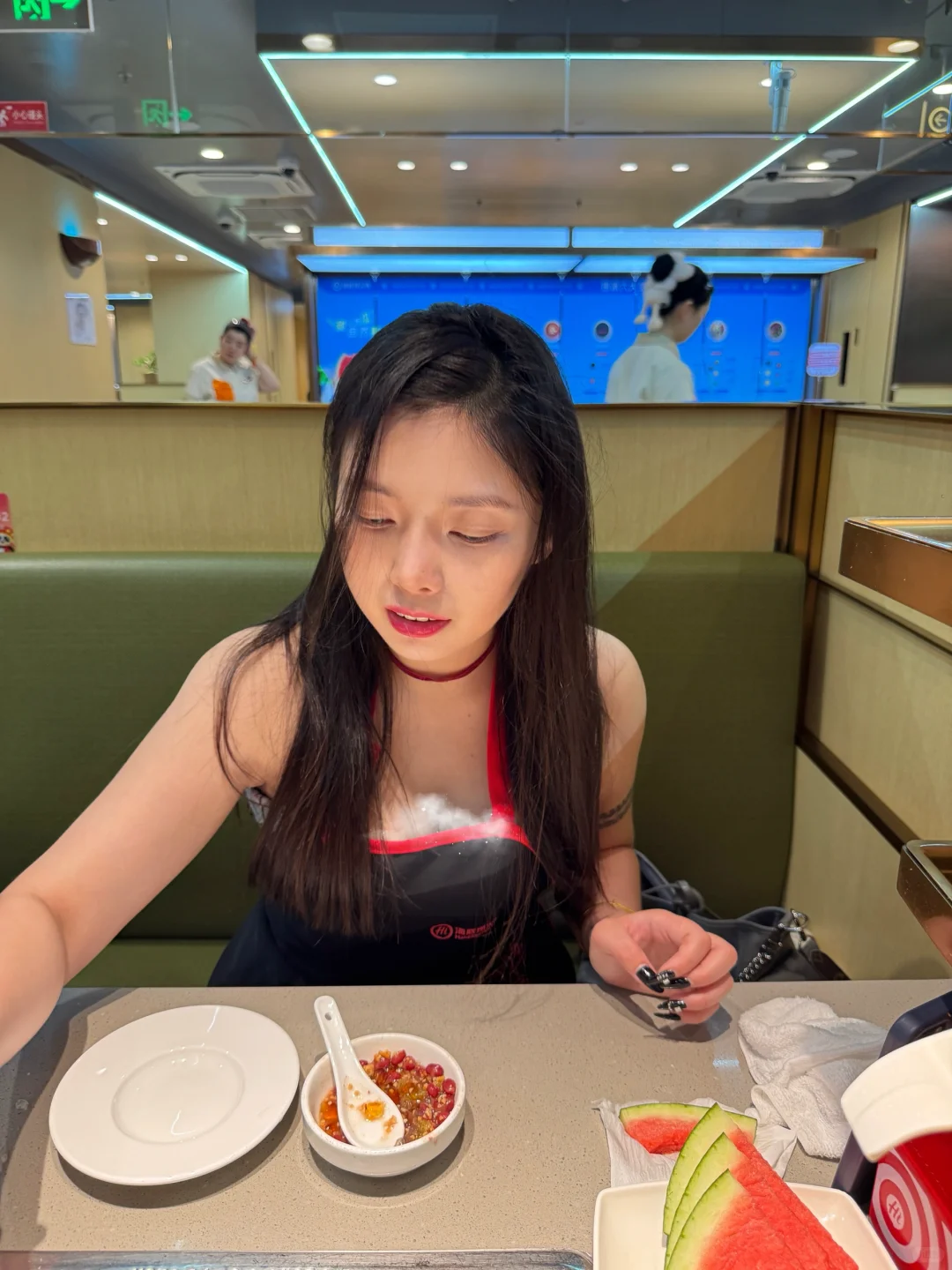 人生建议：不要穿抹胸吃海底捞