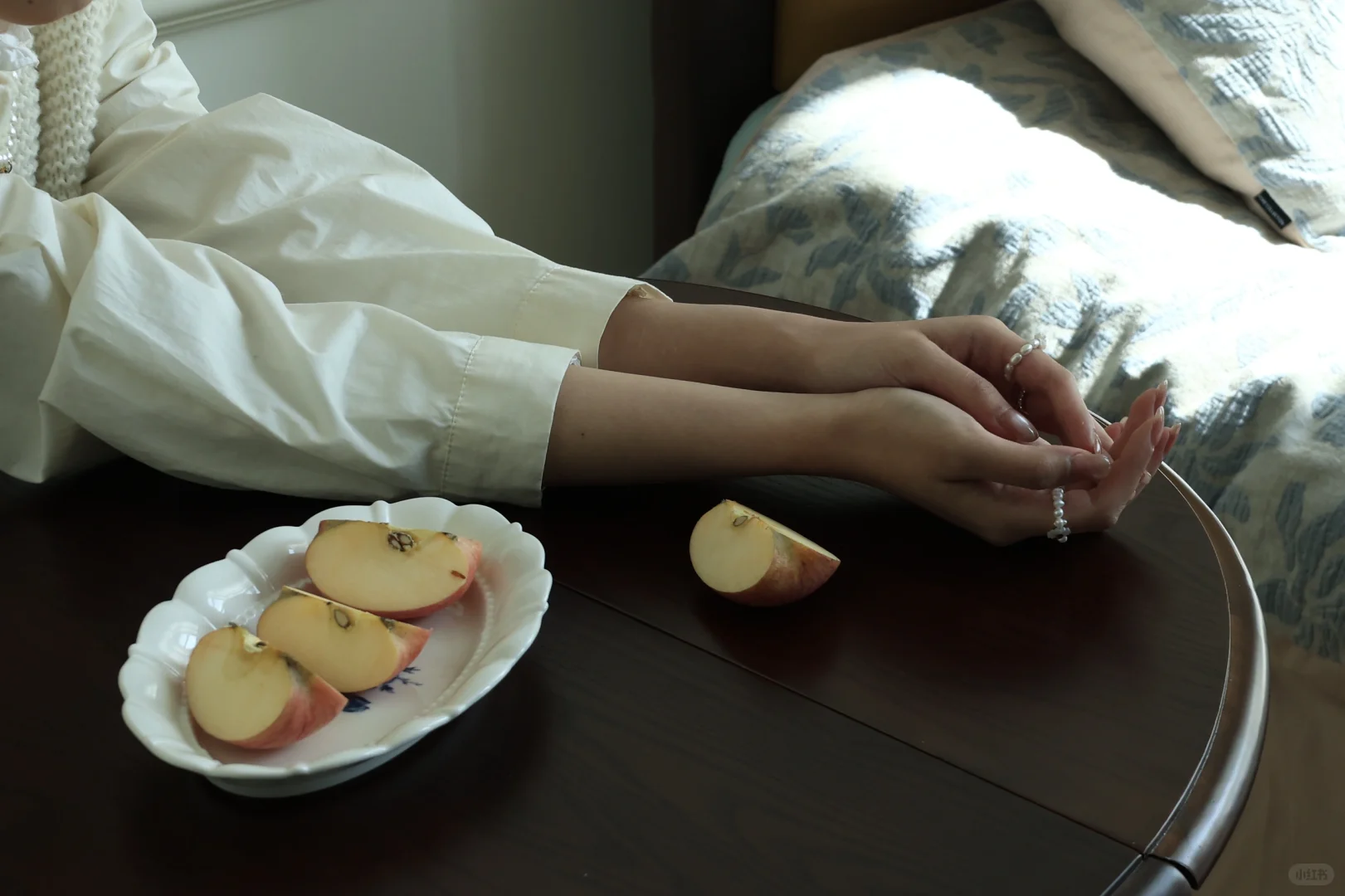 谁懂这么优雅的女主居然在啃苹果！？？