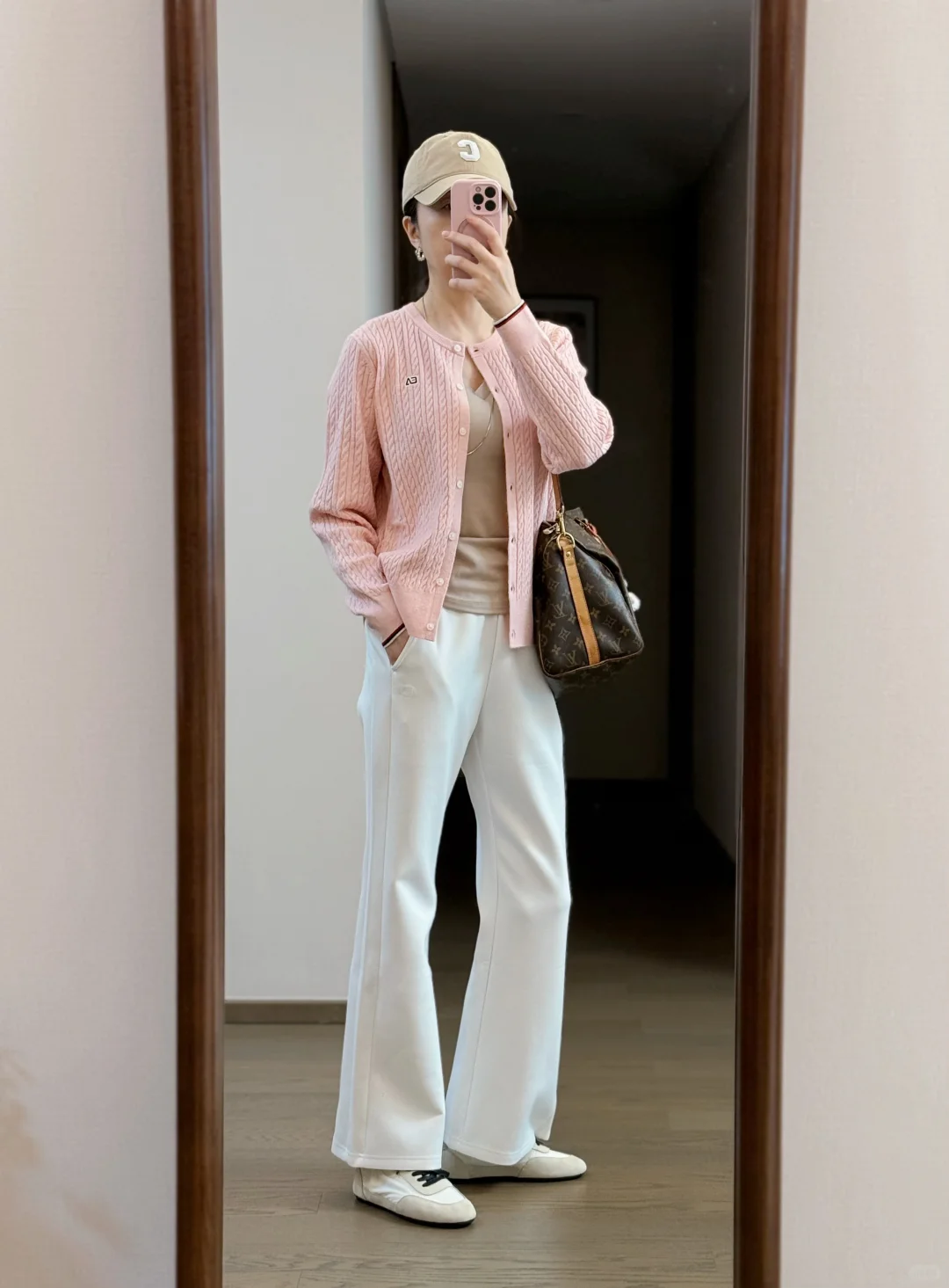 53岁，普通人穿搭，粉色的针织衫