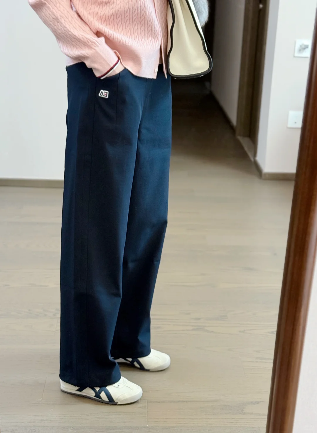 53岁，普通人穿搭，粉色的针织衫