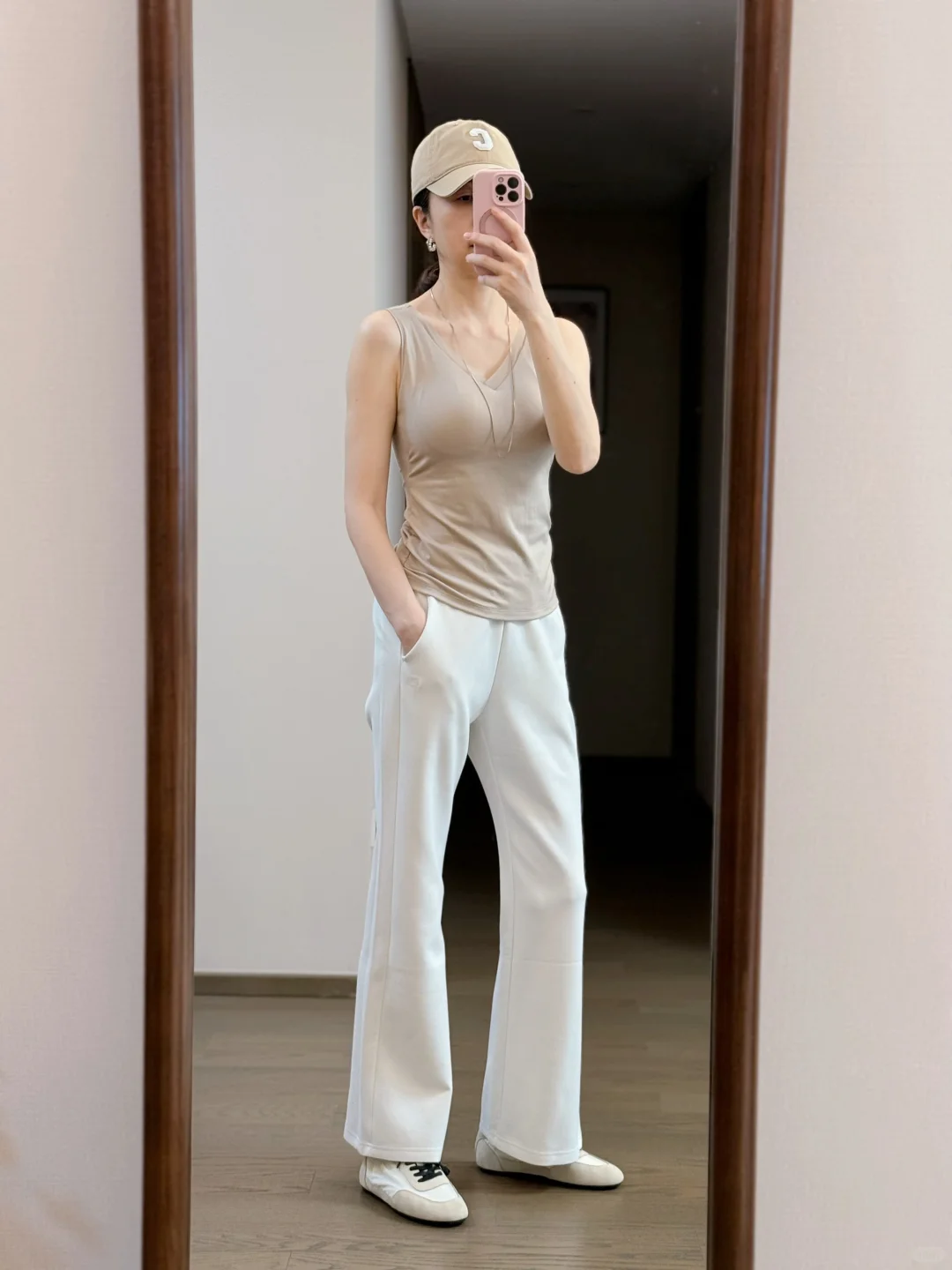 53岁，普通人穿搭，粉色的针织衫