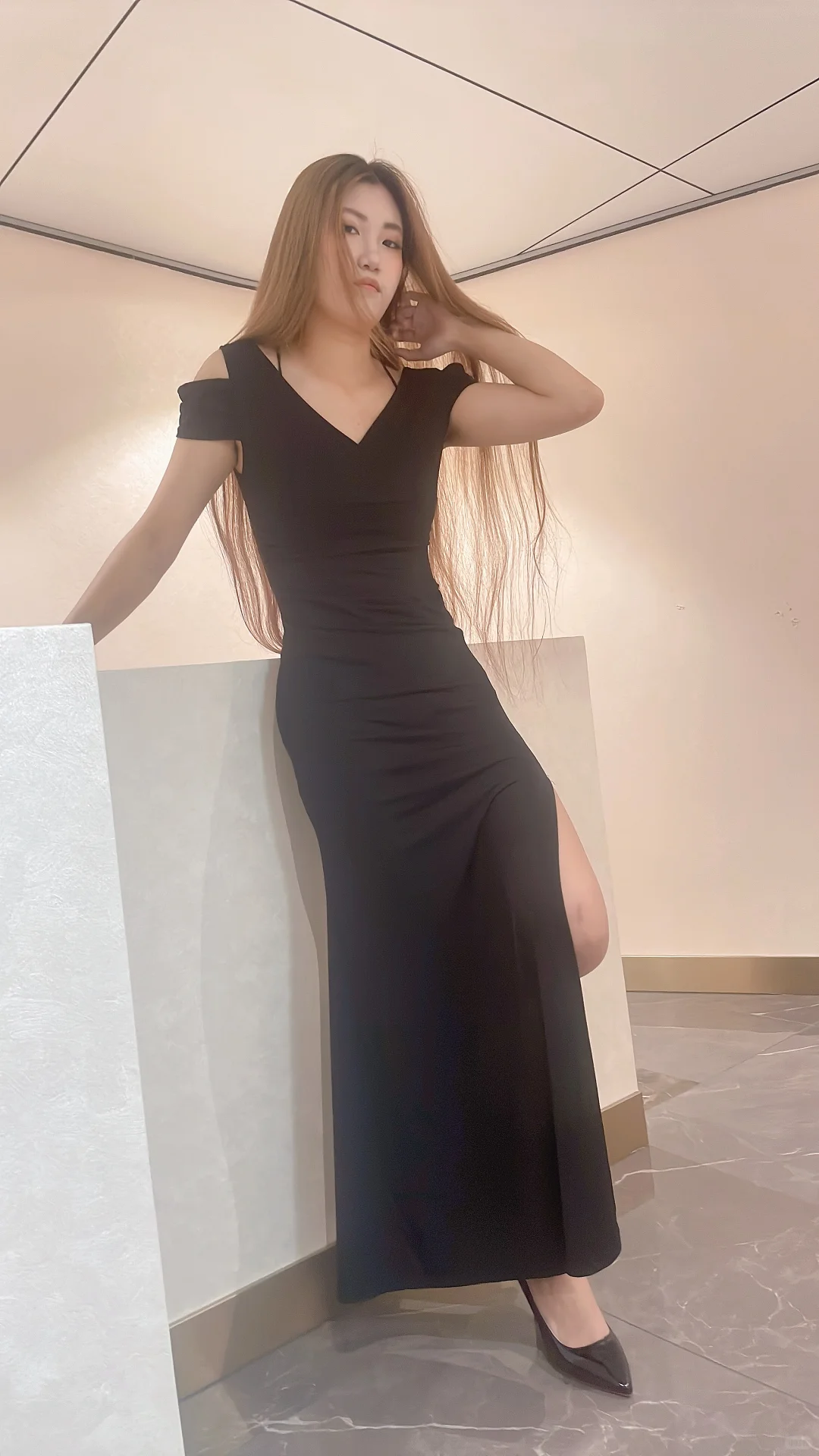 室内拍照的小姐姐，凭借大长腿和好身材