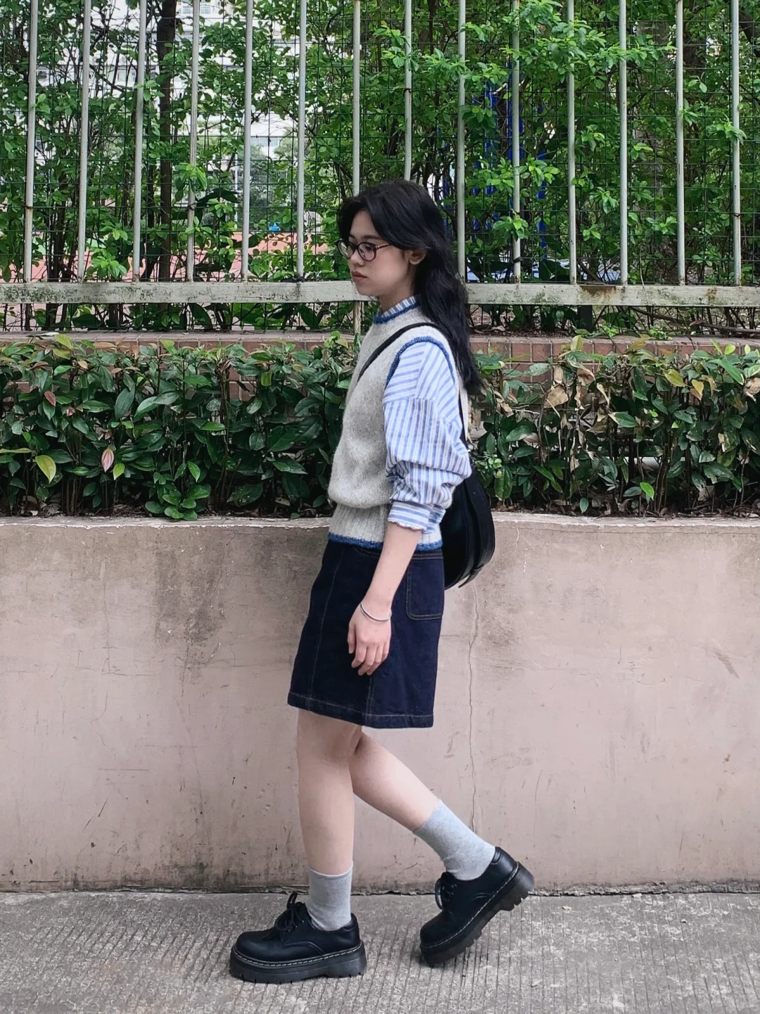 浅浅期待下秋天的复古感书呆子风