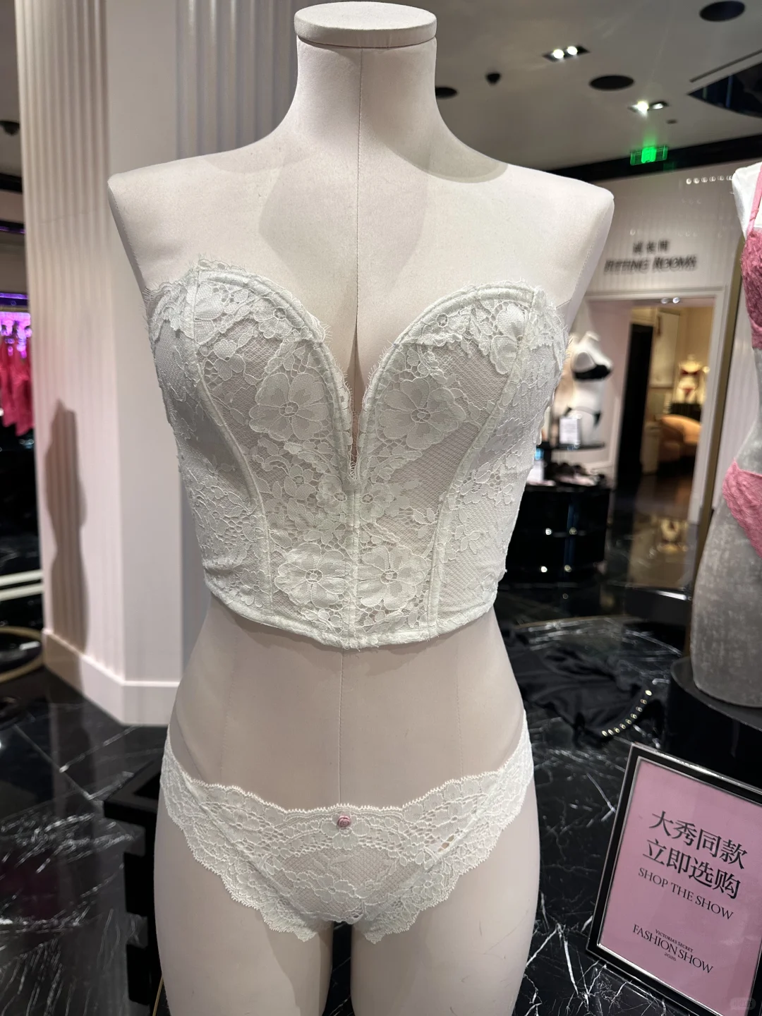 维密大秀｜白色鱼骨胸衣～绝美🤍
