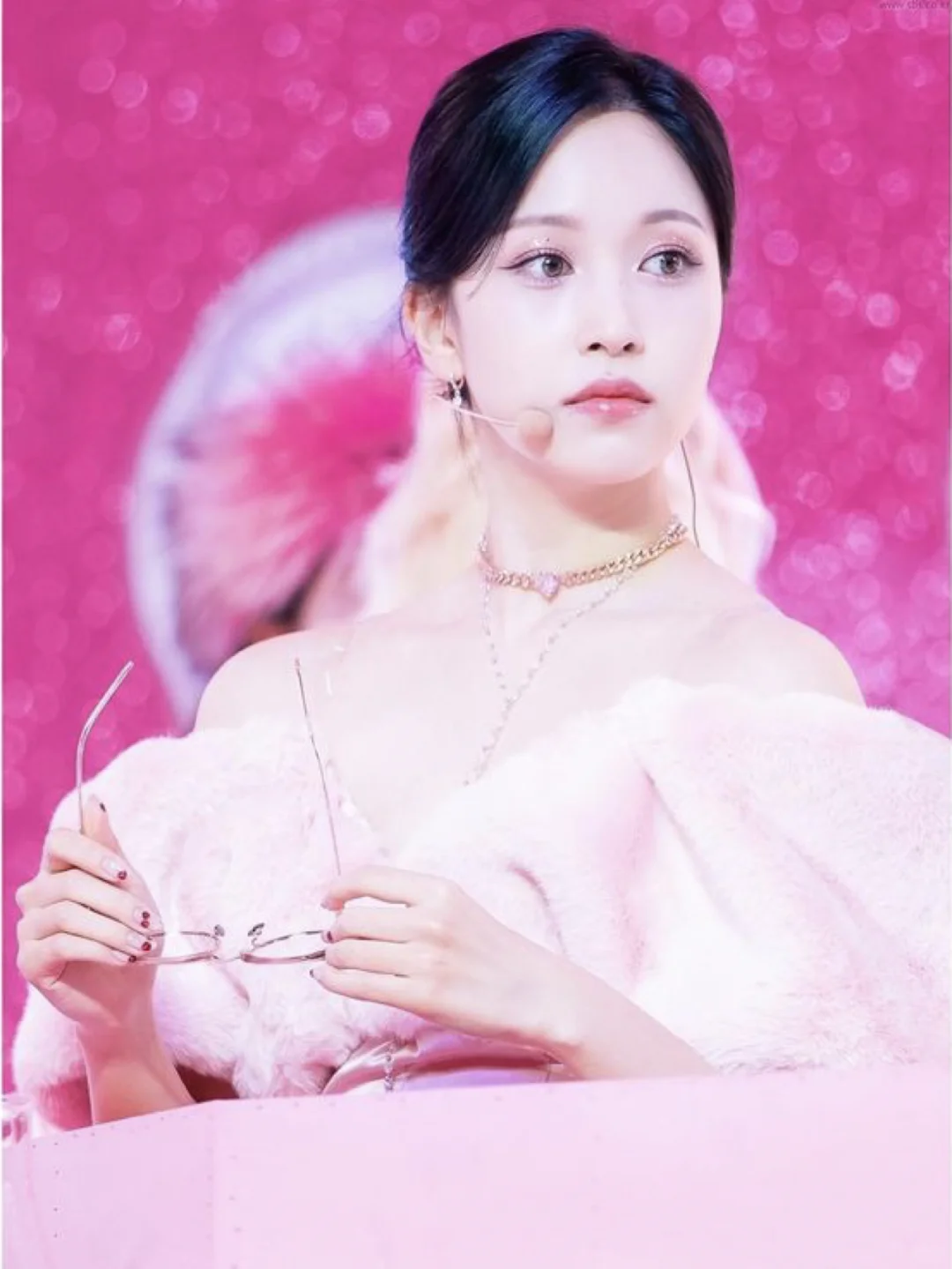 美女旁边还是美女