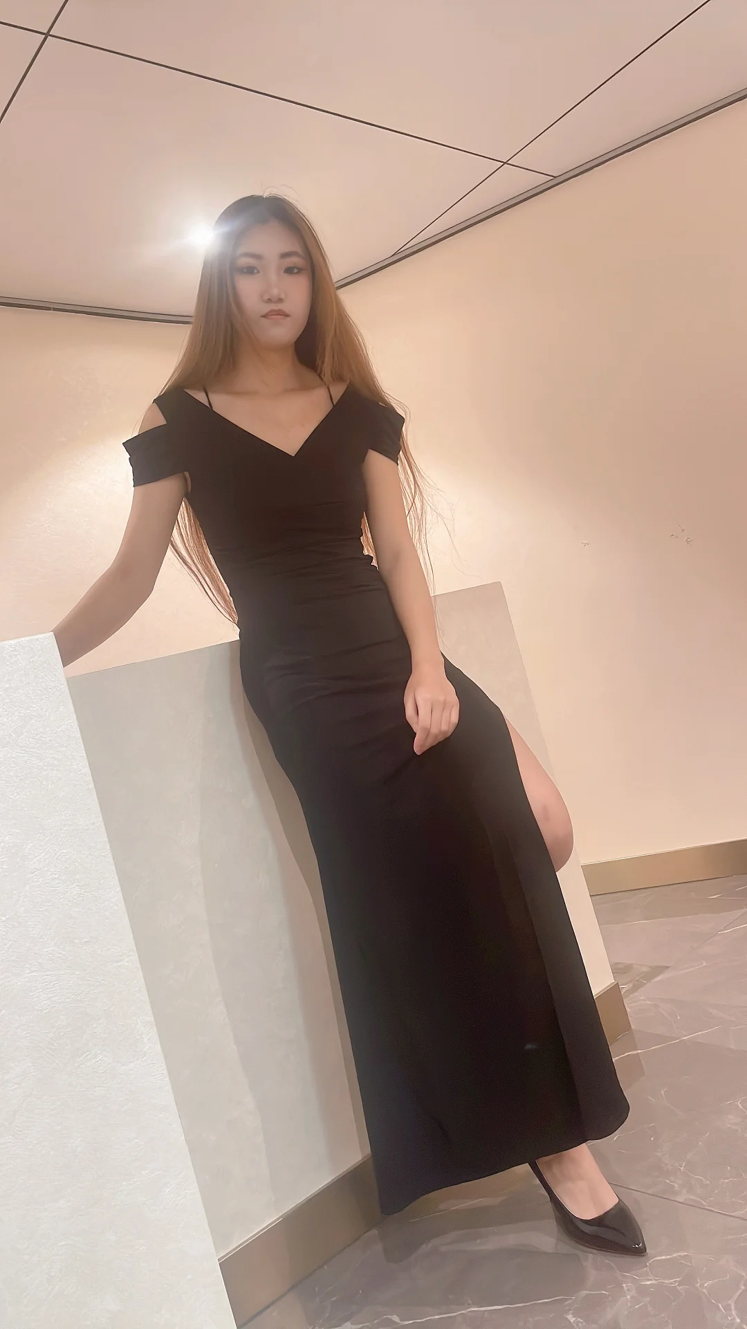 室内拍照的小姐姐，凭借大长腿和好身材