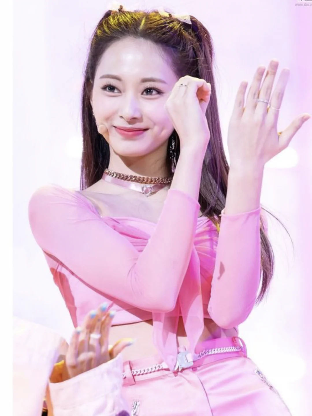 美女旁边还是美女