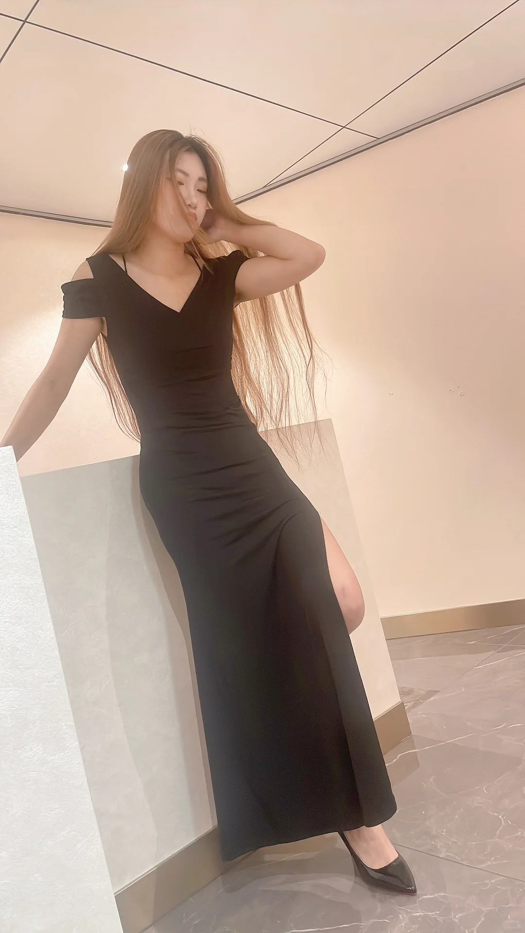 室内拍照的小姐姐，凭借大长腿和好身材