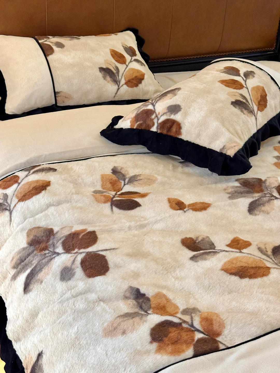 🍂秋日雨天的复古卧室，温暖感满满～