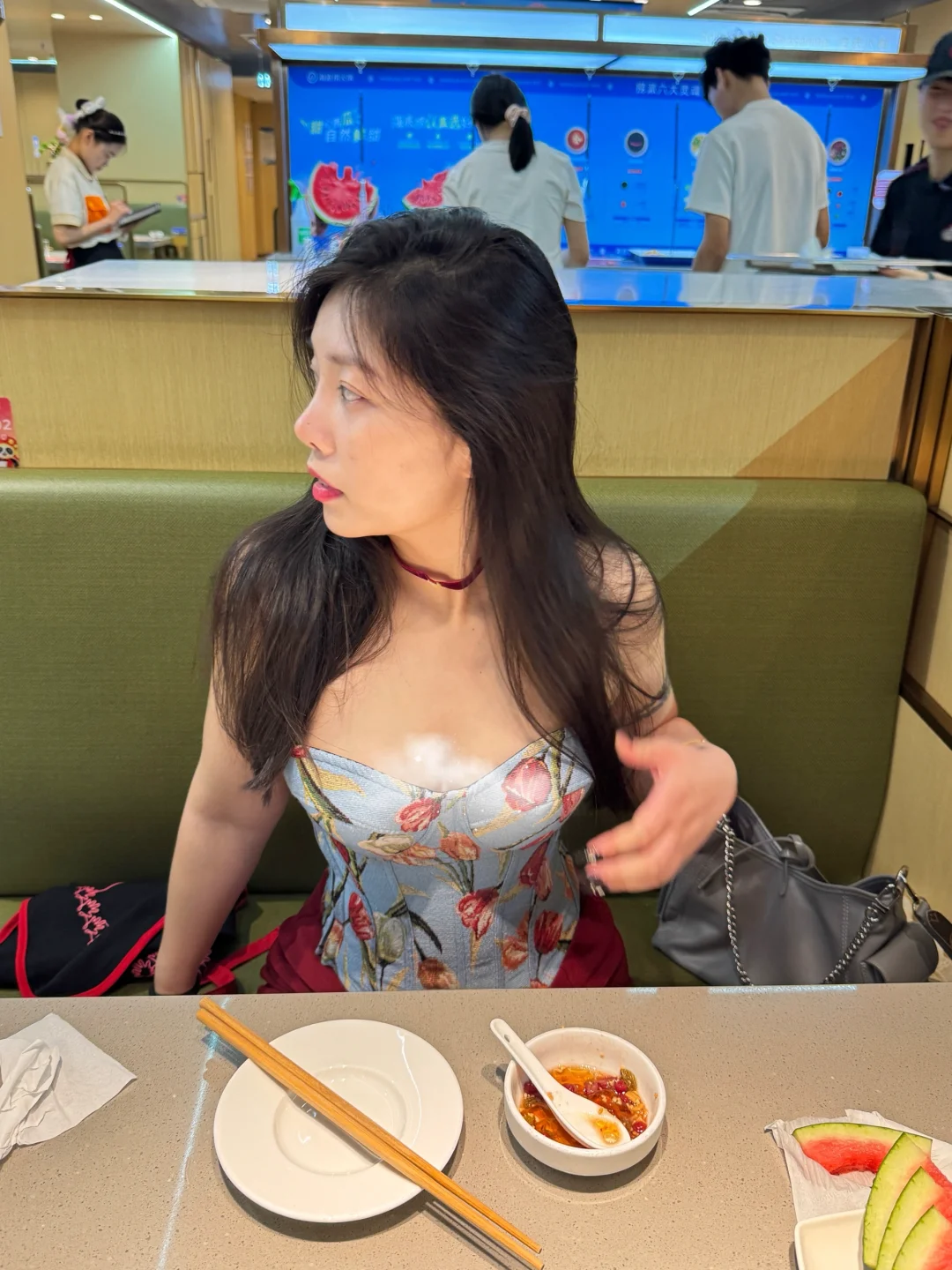 人生建议：不要穿抹胸吃海底捞