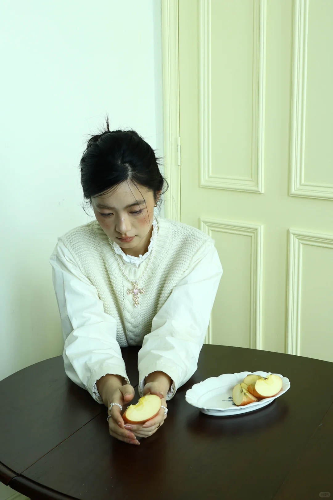 谁懂这么优雅的女主居然在啃苹果！？？