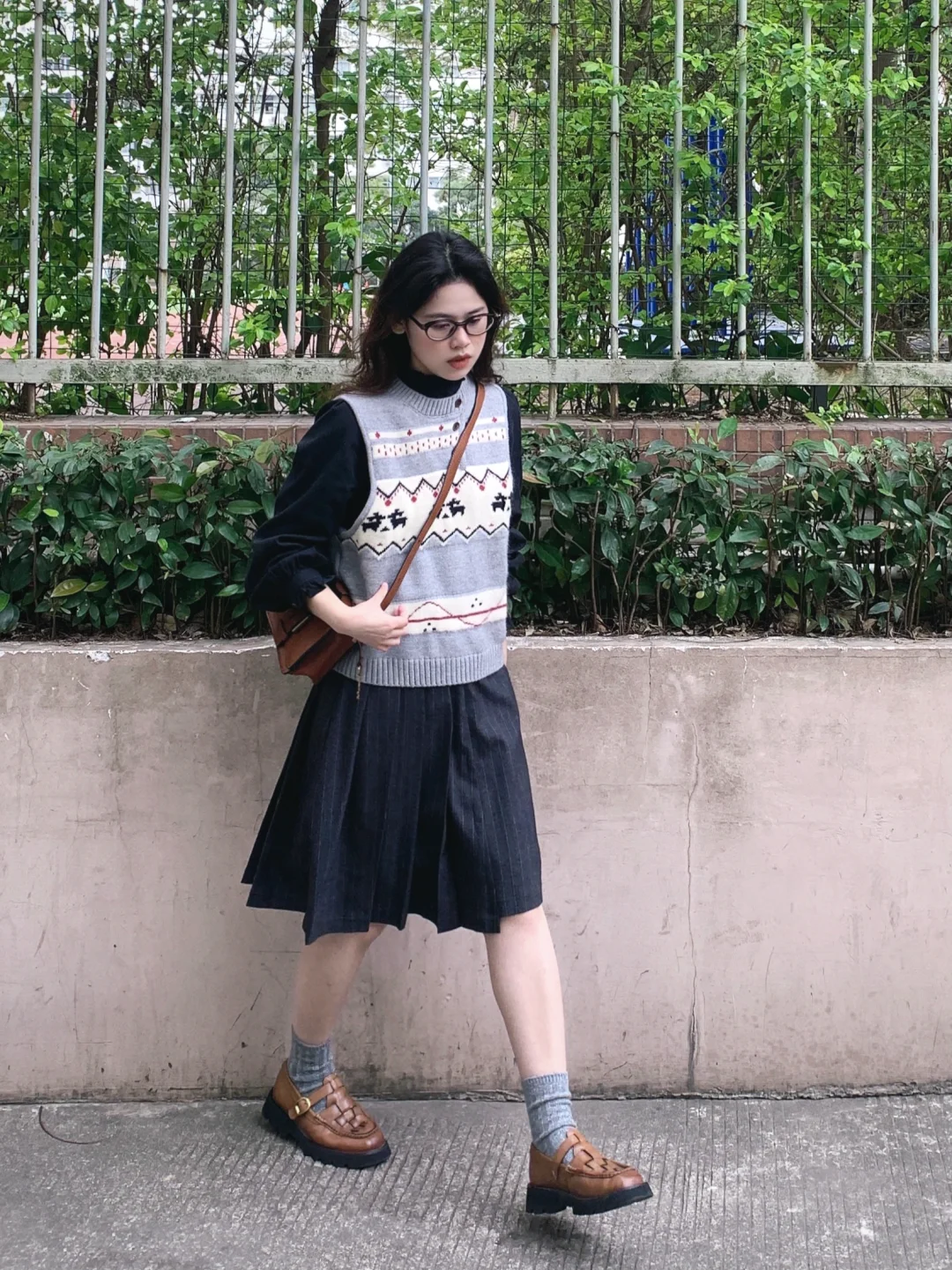 浅浅期待下秋天的复古感书呆子风