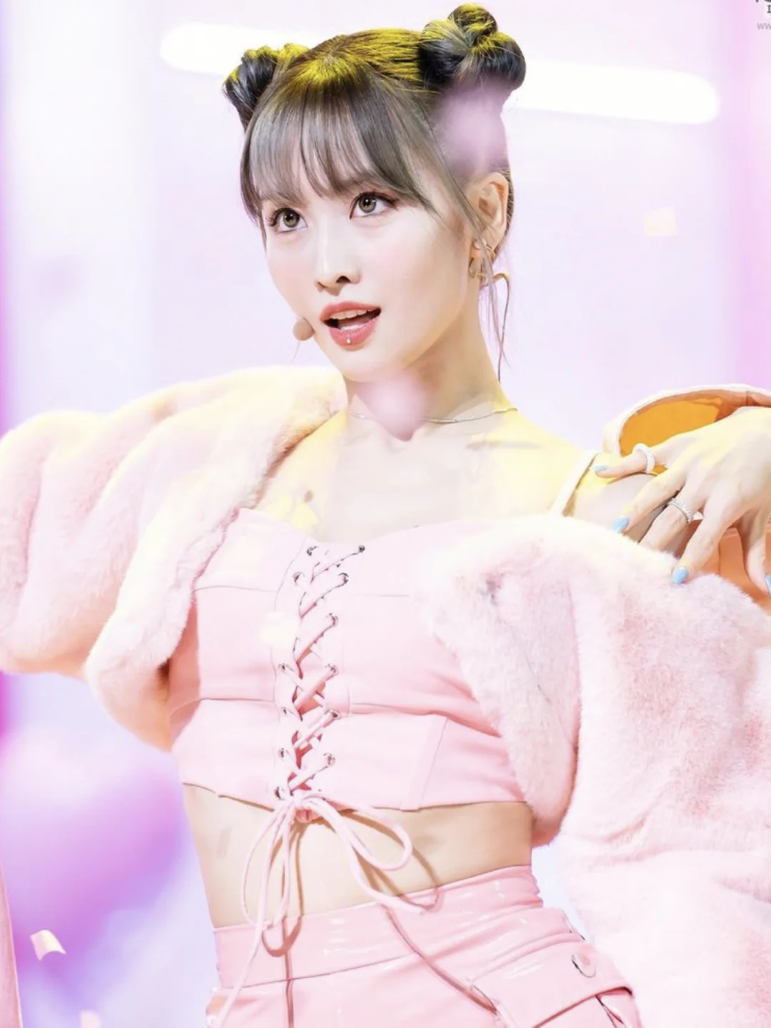 美女旁边还是美女