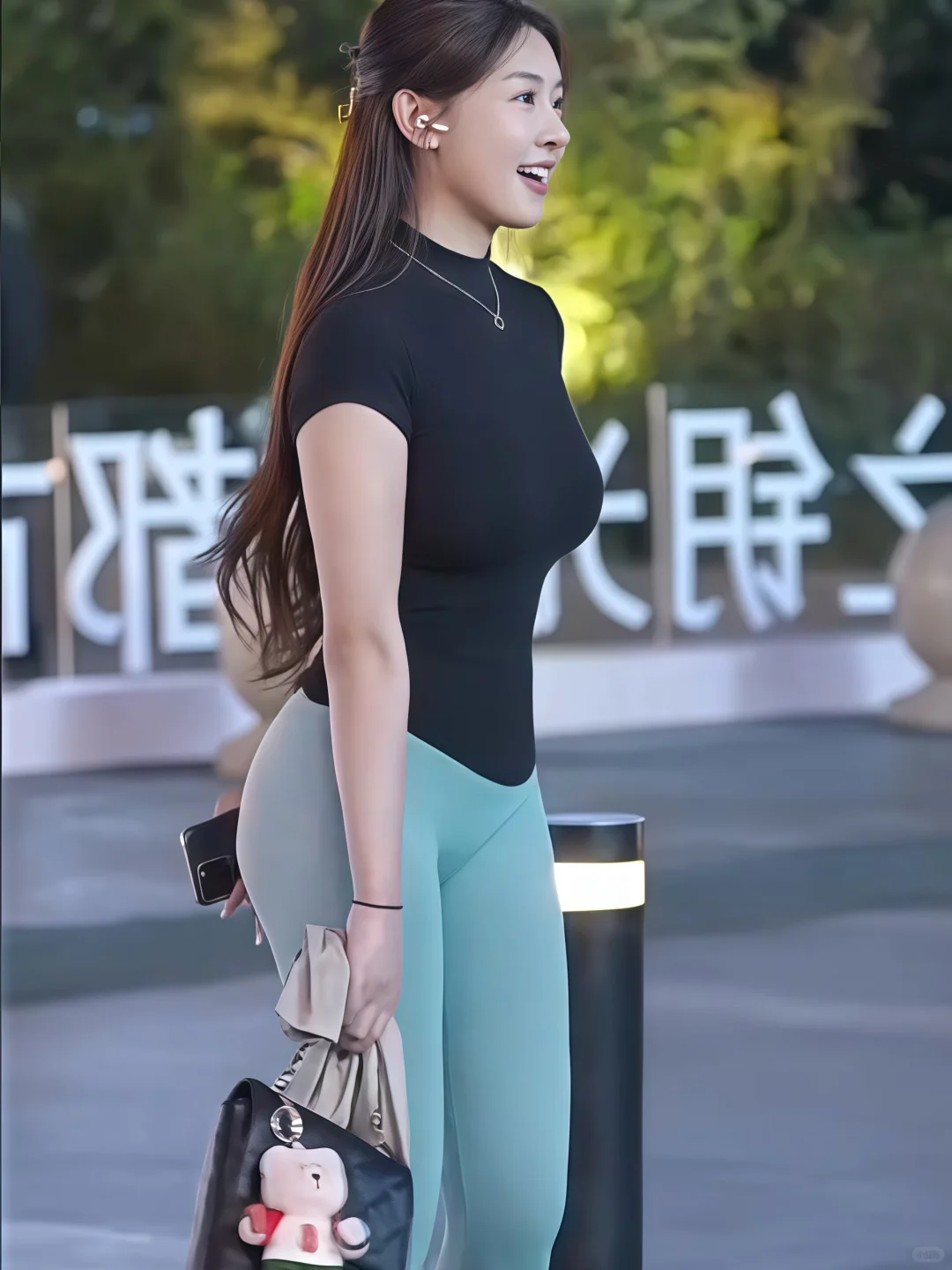 街拍美女 | 身材丰腴的御姐