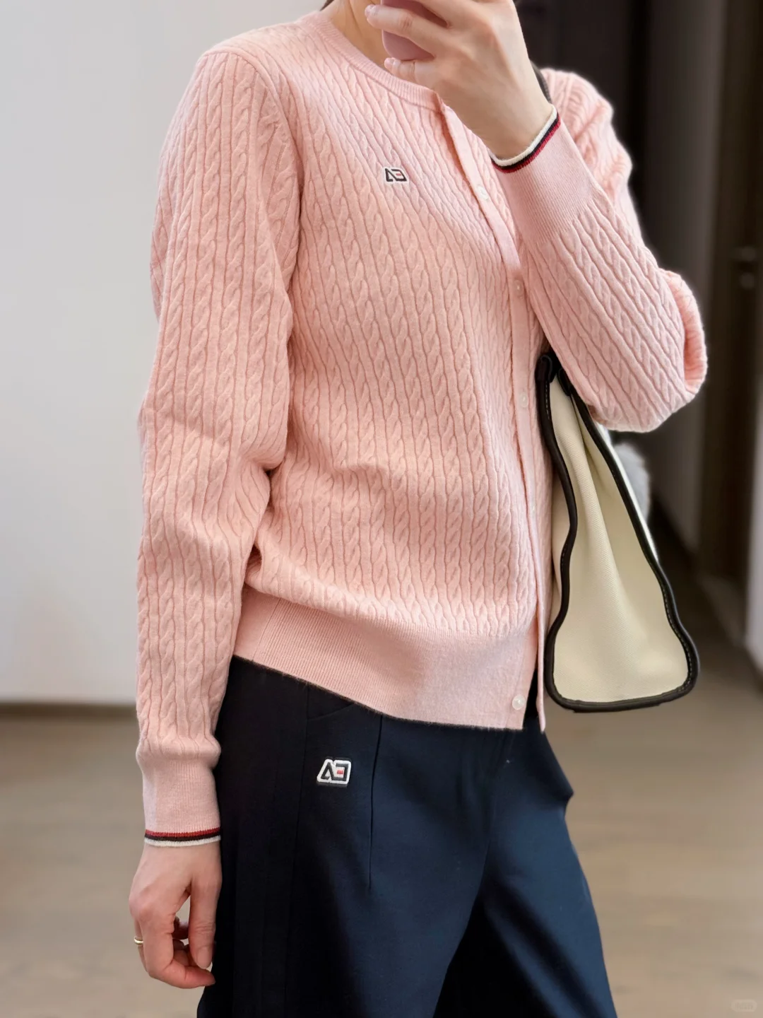 53岁，普通人穿搭，粉色的针织衫