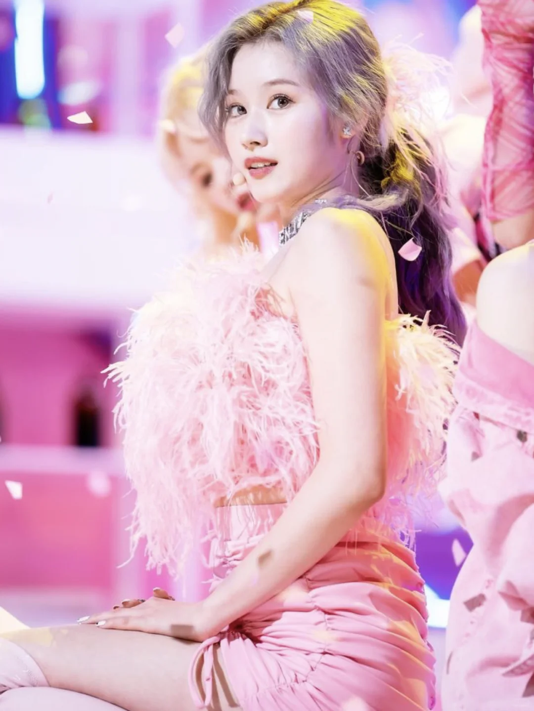 美女旁边还是美女